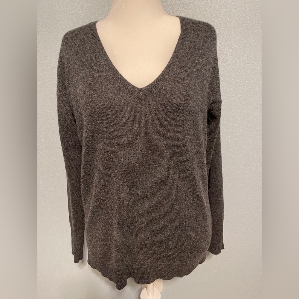 Halogen Cashmere Sweater Womens Large Gray V-Neck Long Sleeve Pullover Preppy